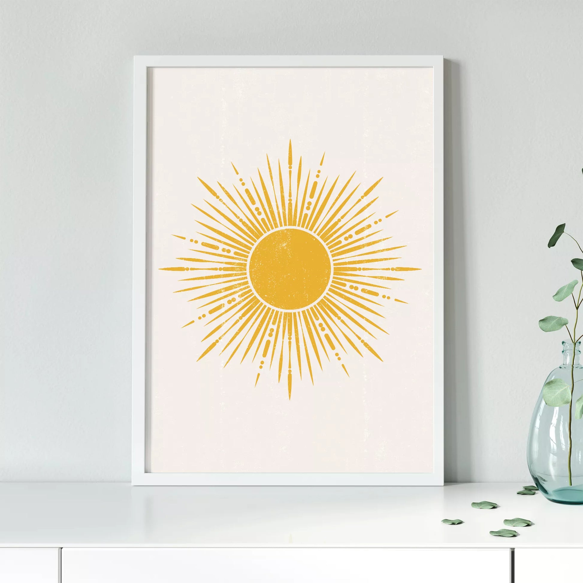 黄金の太陽が放射状に輝くミニマリストアートポスター