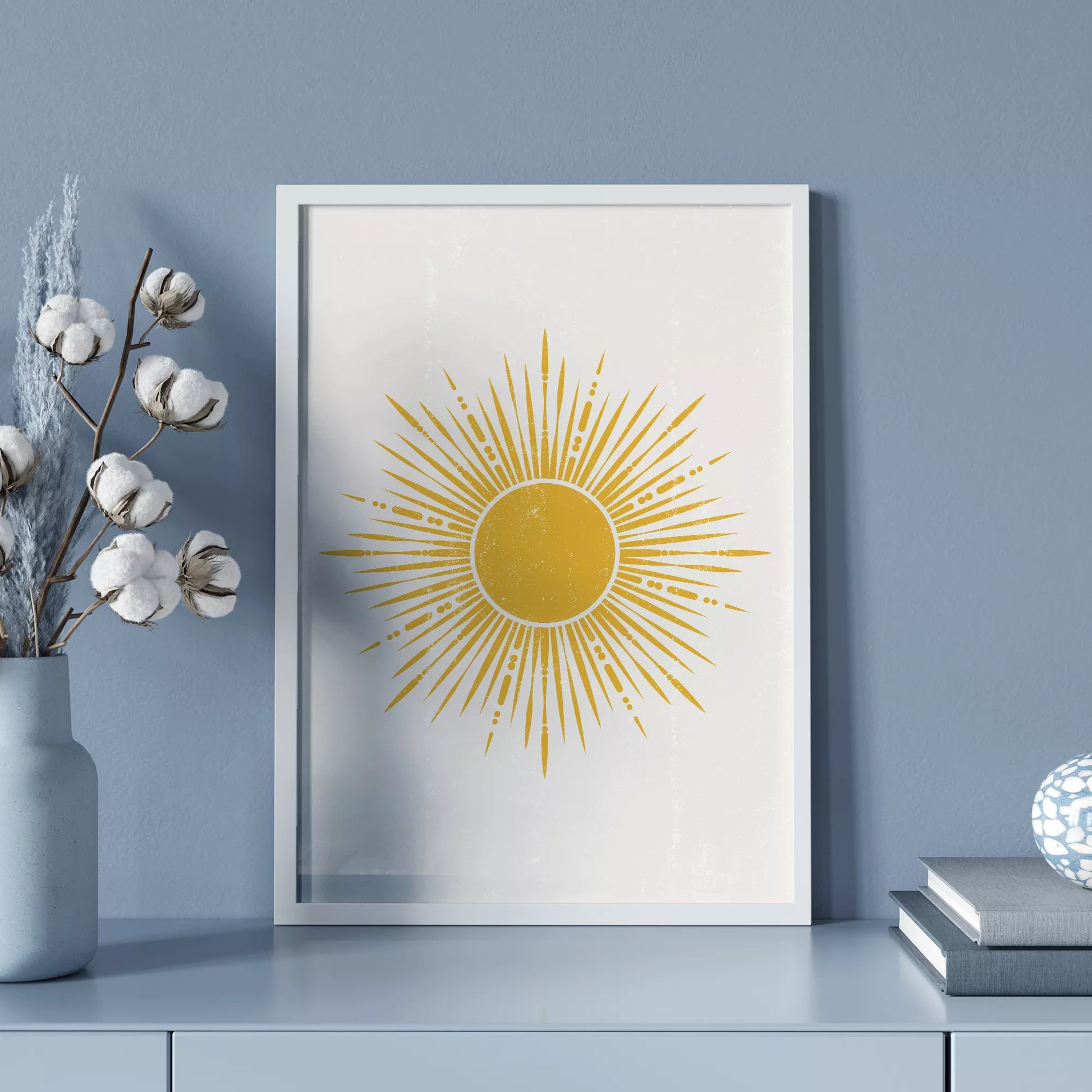 黄金の太陽が放射状に輝くミニマリストアートポスター