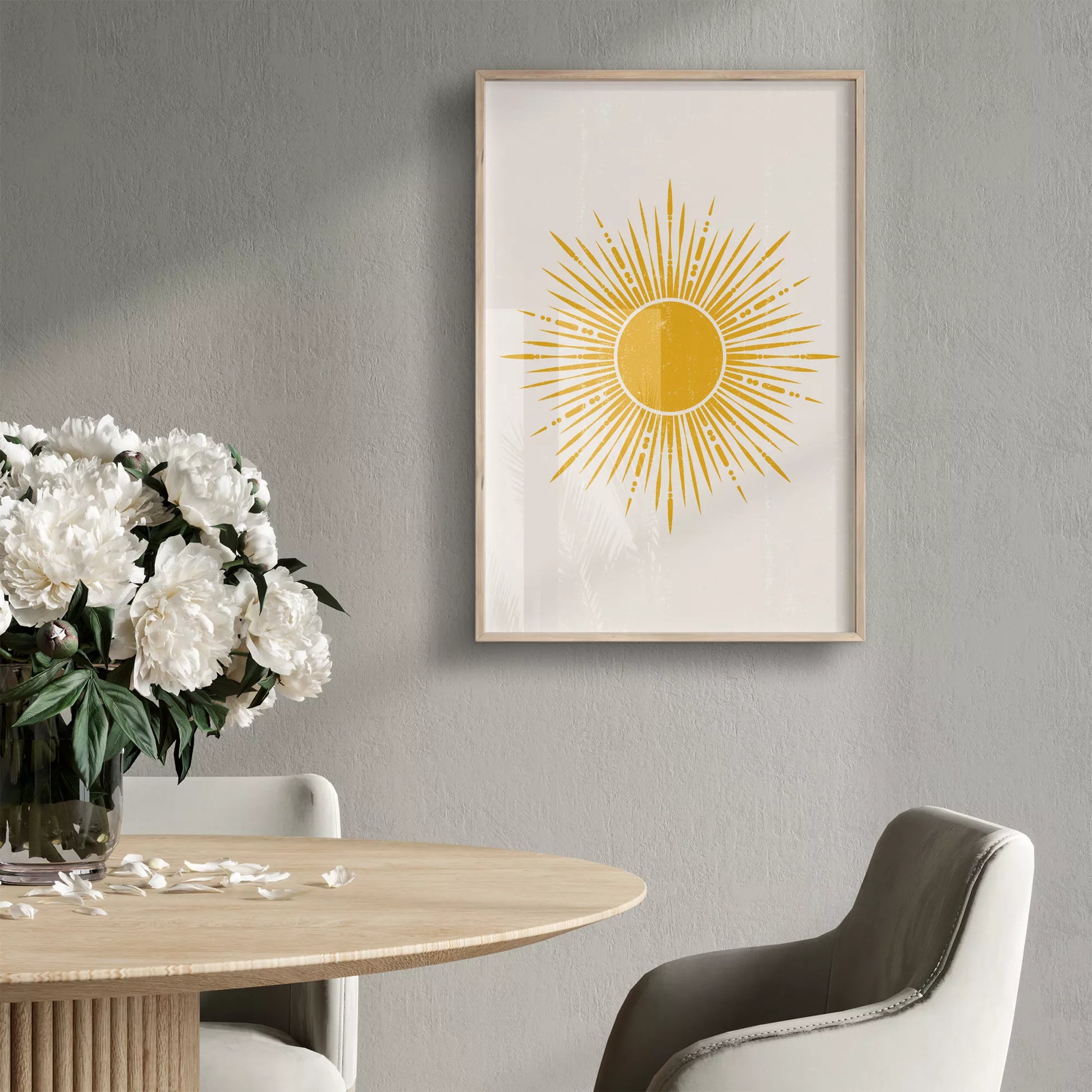 黄金の太陽が放射状に輝くミニマリストアートポスター