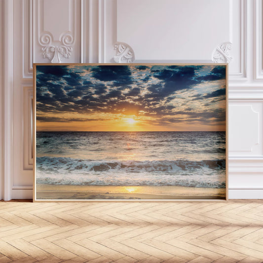 黄金色の夕日に染まる波打ち際、荒々しい波と静かな砂浜の風景