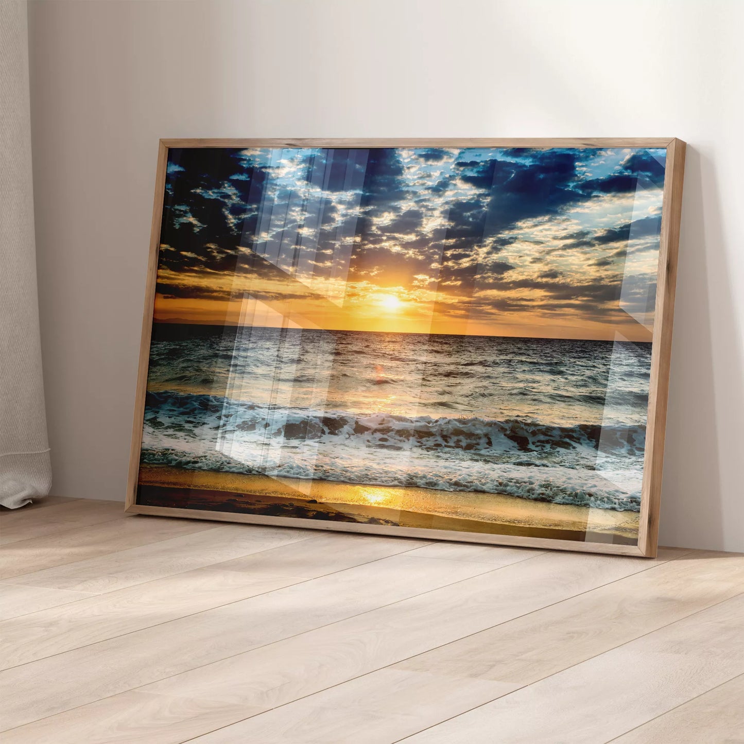 黄金色の夕日に染まる波打ち際、荒々しい波と静かな砂浜の風景