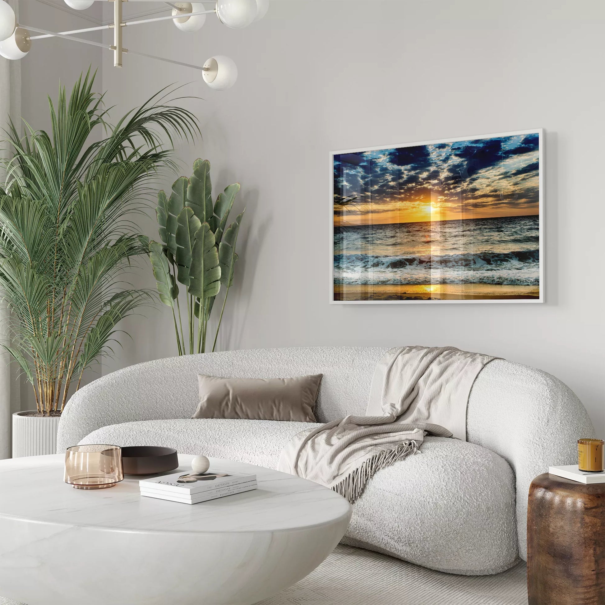 黄金色の夕日に染まる波打ち際、荒々しい波と静かな砂浜の風景