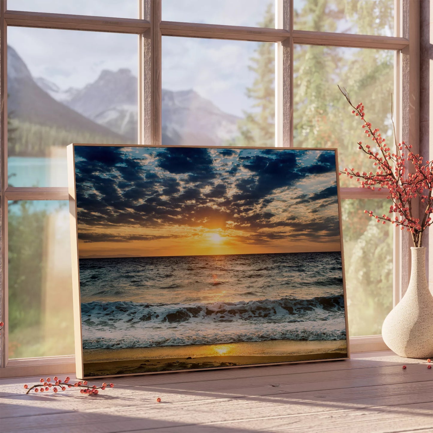 黄金色の夕日に染まる波打ち際、荒々しい波と静かな砂浜の風景