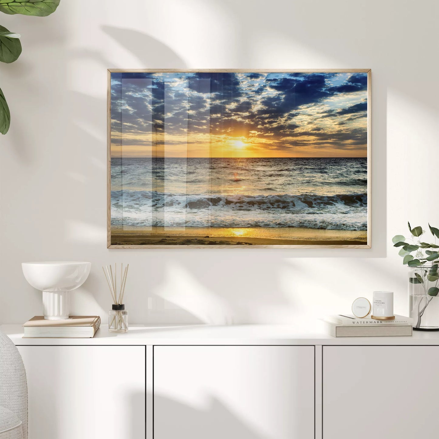 黄金色の夕日に染まる波打ち際、荒々しい波と静かな砂浜の風景