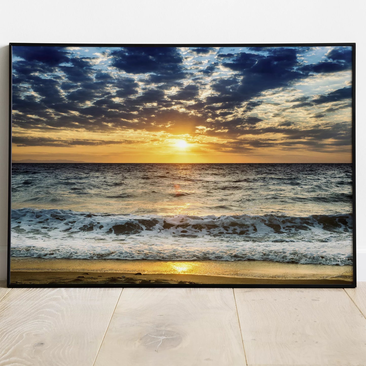 黄金色の夕日に染まる波打ち際、荒々しい波と静かな砂浜の風景