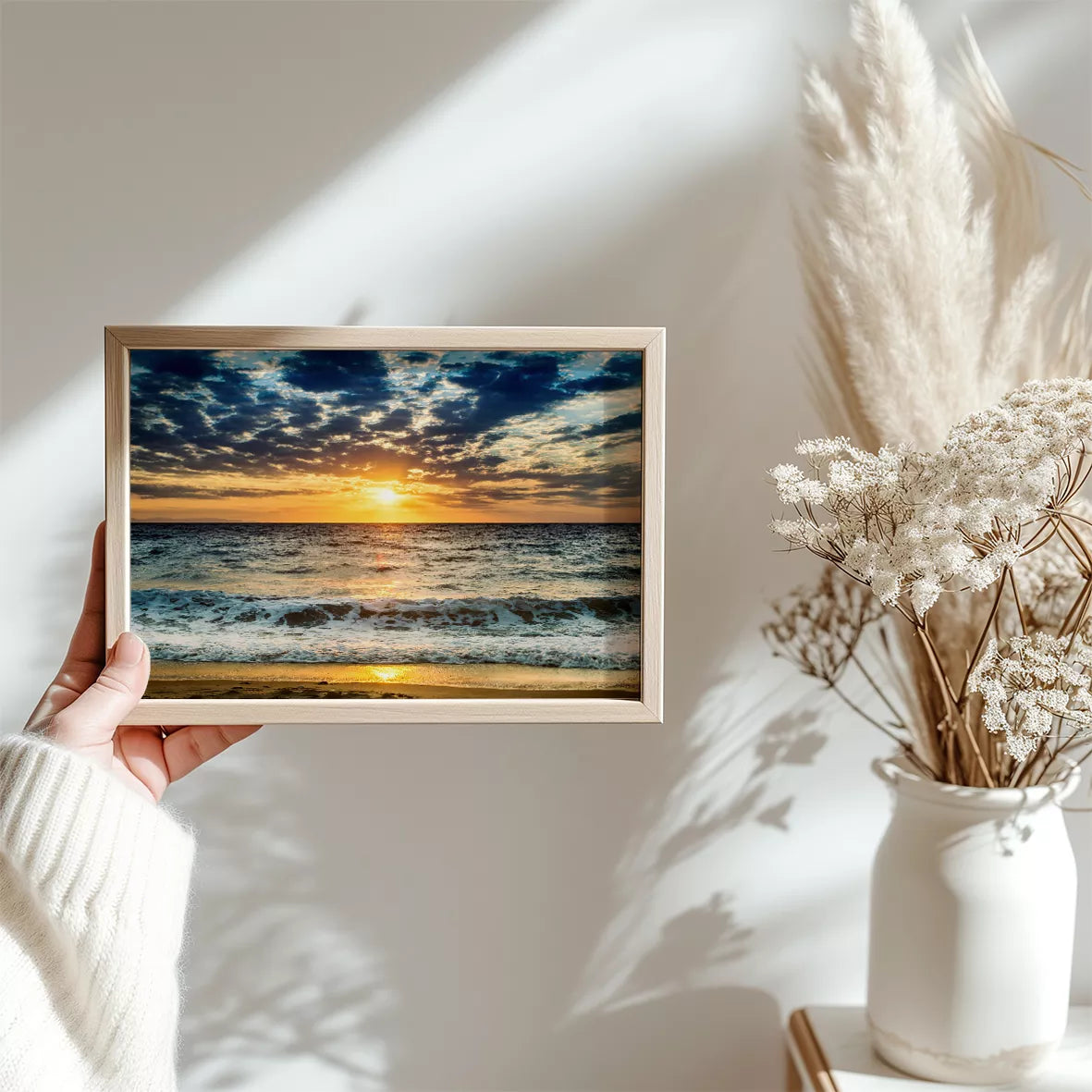 黄金色の夕日に染まる波打ち際、荒々しい波と静かな砂浜の風景