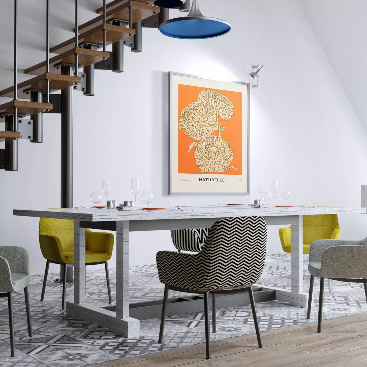 階段下のダイニングに掛けた花のポスター。黄色とジグザグ柄の椅子が並ぶモダンな空間
