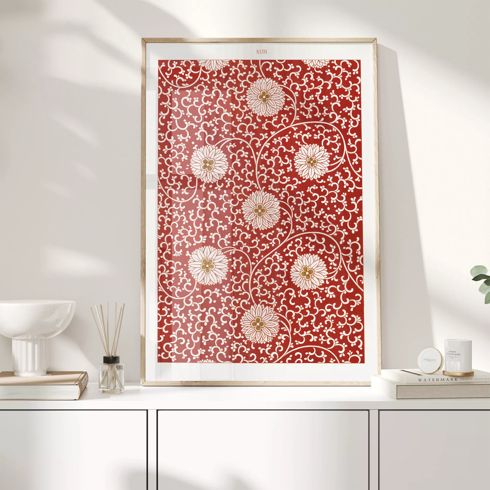 赤地に白い菊の花と唐草模様のアンティーク和柄デザイン