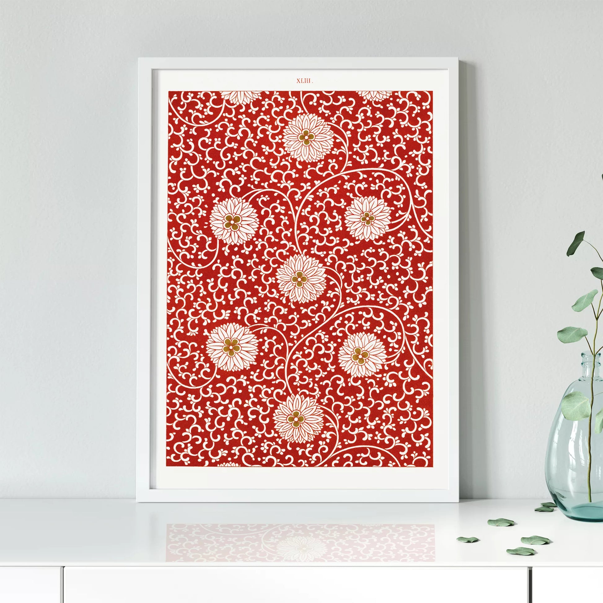 赤地に白い菊の花と唐草模様のアンティーク和柄デザイン