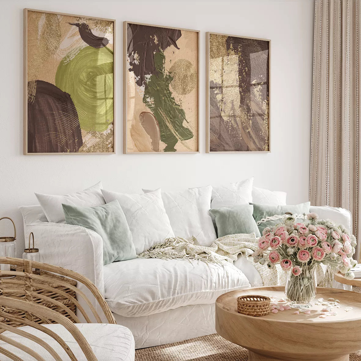 金箔と深緑が調和する禅モダンな3連アート、抽象的な筆致が特徴的