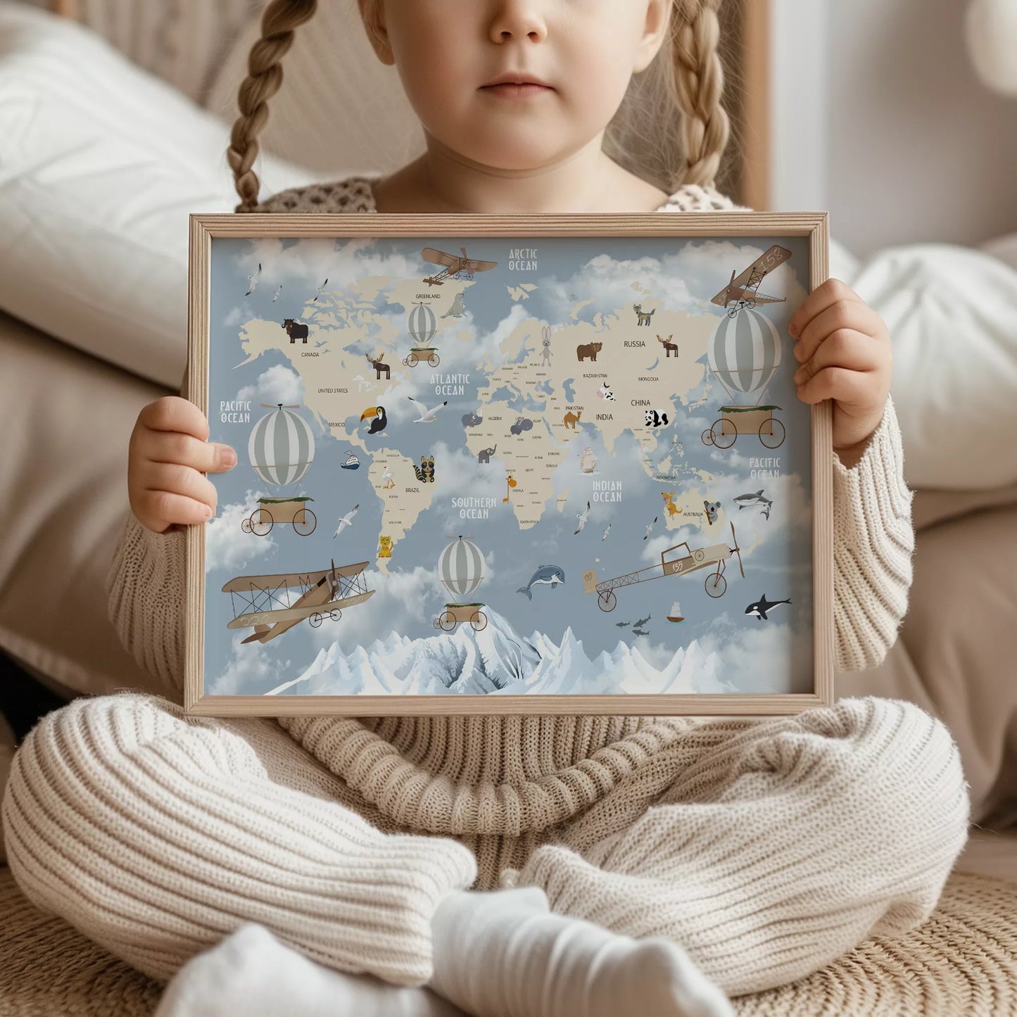 子供向け北欧スタイルの動物世界地図アートポスター、飛行機と気球が描かれた教育的で楽しい壁掛け装飾