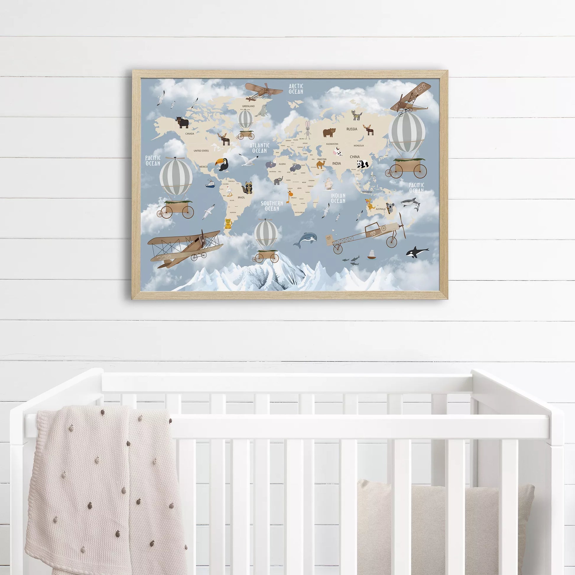 子供向け北欧スタイルの動物世界地図アートポスター、飛行機と気球が描かれた教育的で楽しい壁掛け装飾
