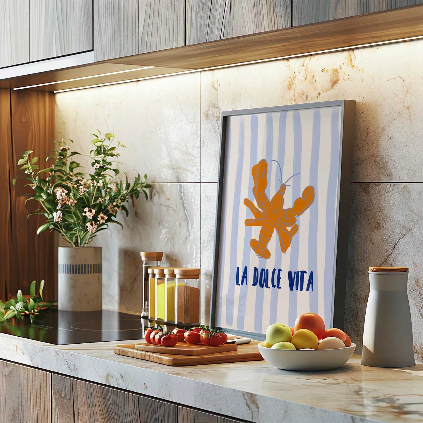 ブルーストライプ背景のオレンジ色ロブスターとラドルチェヴィータのアートポスター