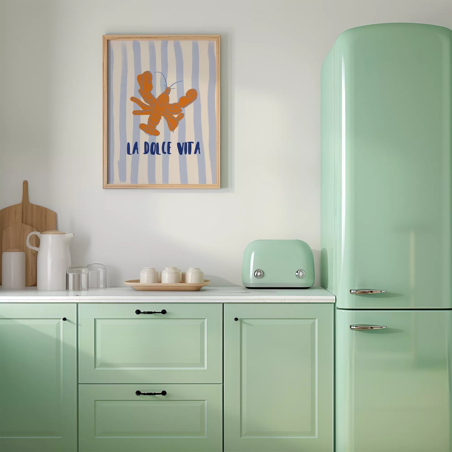 ブルーストライプ背景のオレンジ色ロブスターとラドルチェヴィータのアートポスター