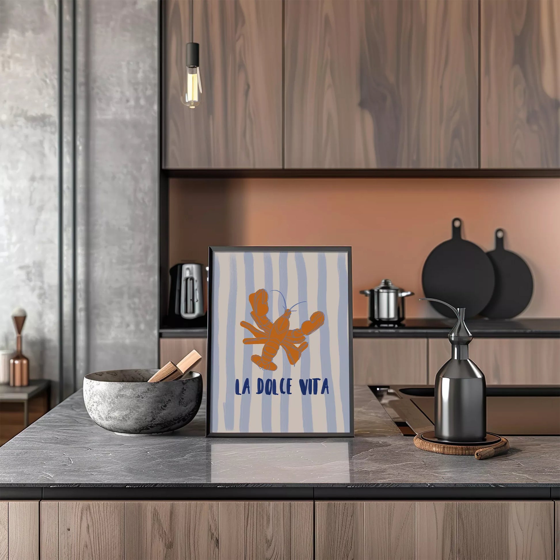 ブルーストライプ背景のオレンジ色ロブスターとラドルチェヴィータのアートポスター