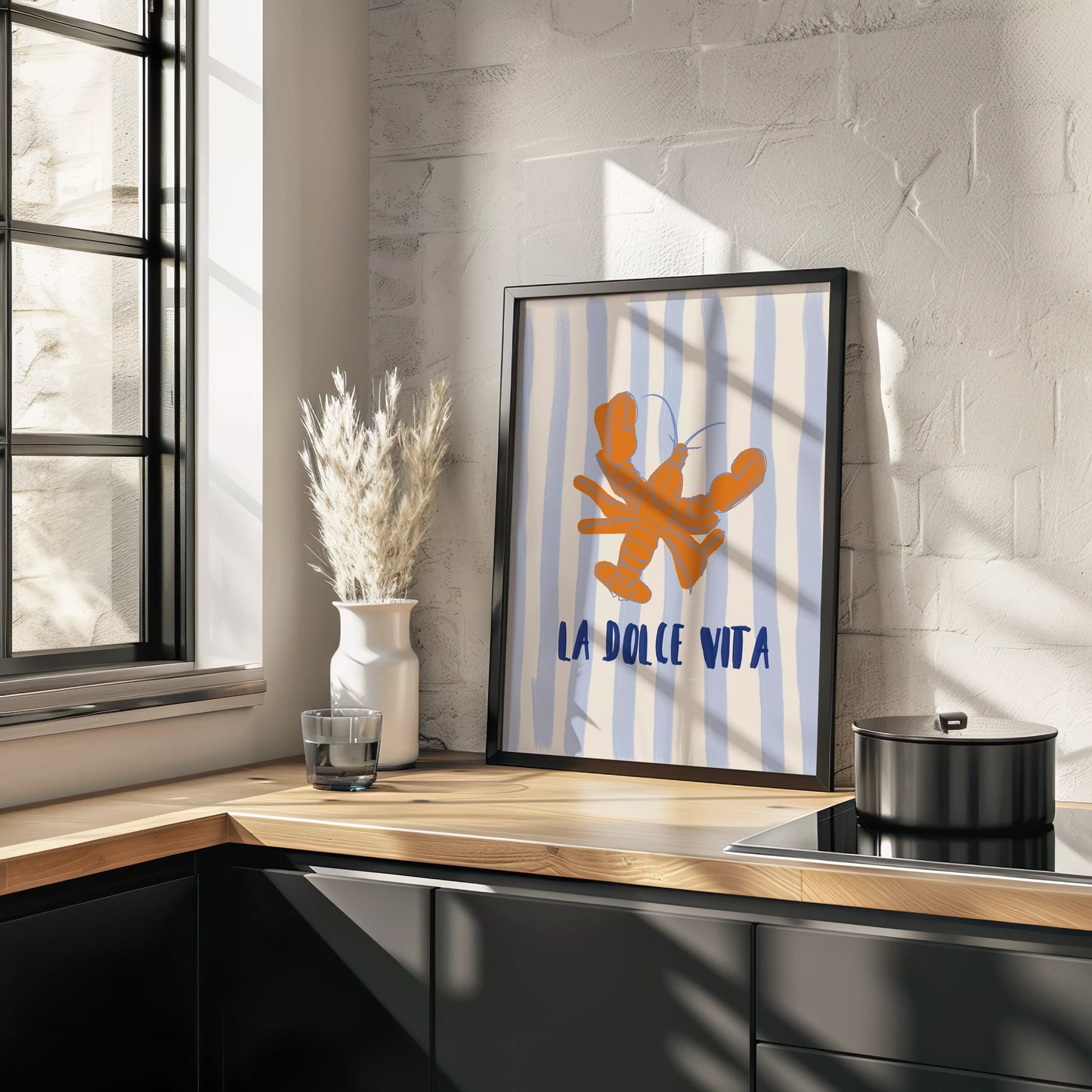 ブルーストライプ背景のオレンジ色ロブスターとラドルチェヴィータのアートポスター