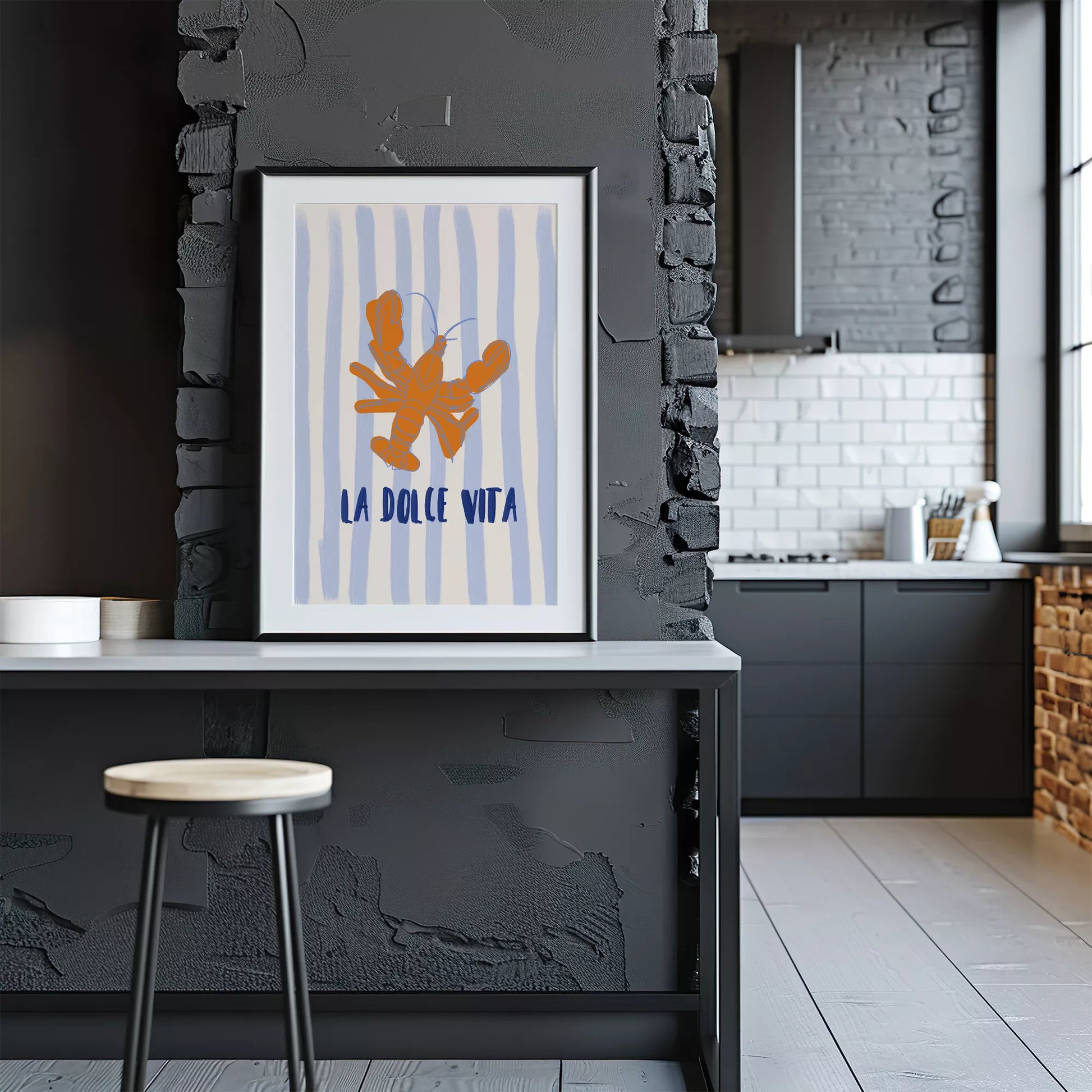ブルーストライプ背景のオレンジ色ロブスターとラドルチェヴィータのアートポスター