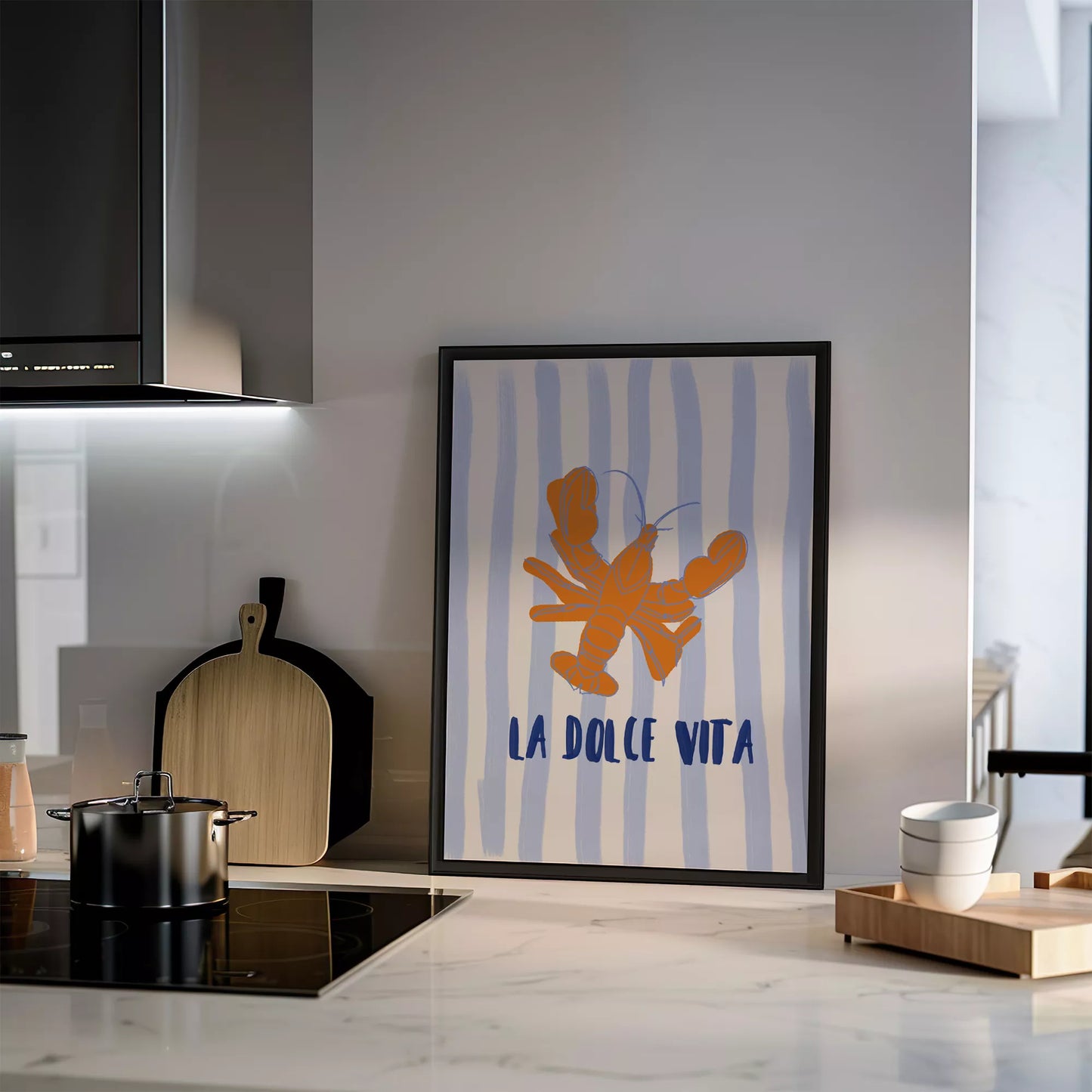 ブルーストライプ背景のオレンジ色ロブスターとラドルチェヴィータのアートポスター