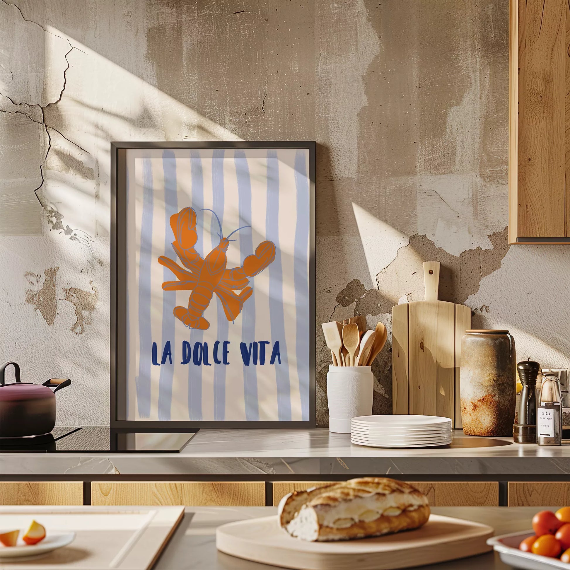 ブルーストライプ背景のオレンジ色ロブスターとラドルチェヴィータのアートポスター