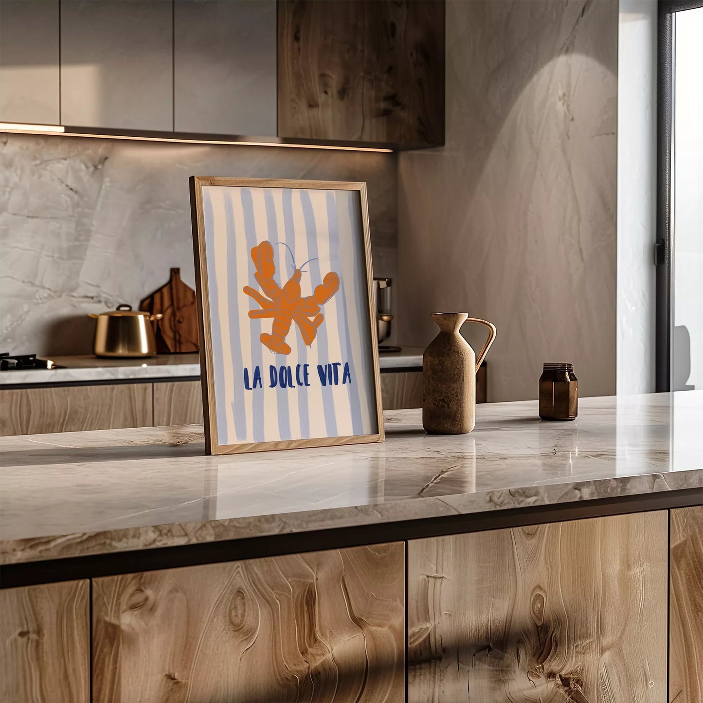ブルーストライプ背景のオレンジ色ロブスターとラドルチェヴィータのアートポスター