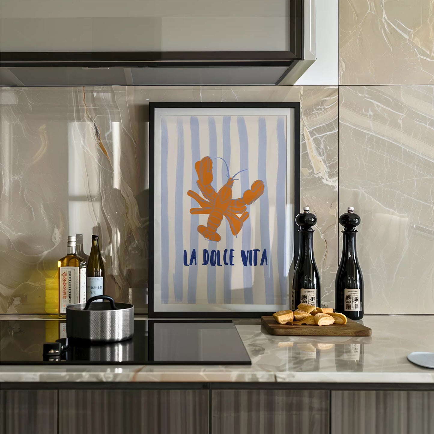 ブルーストライプ背景のオレンジ色ロブスターとラドルチェヴィータのアートポスター