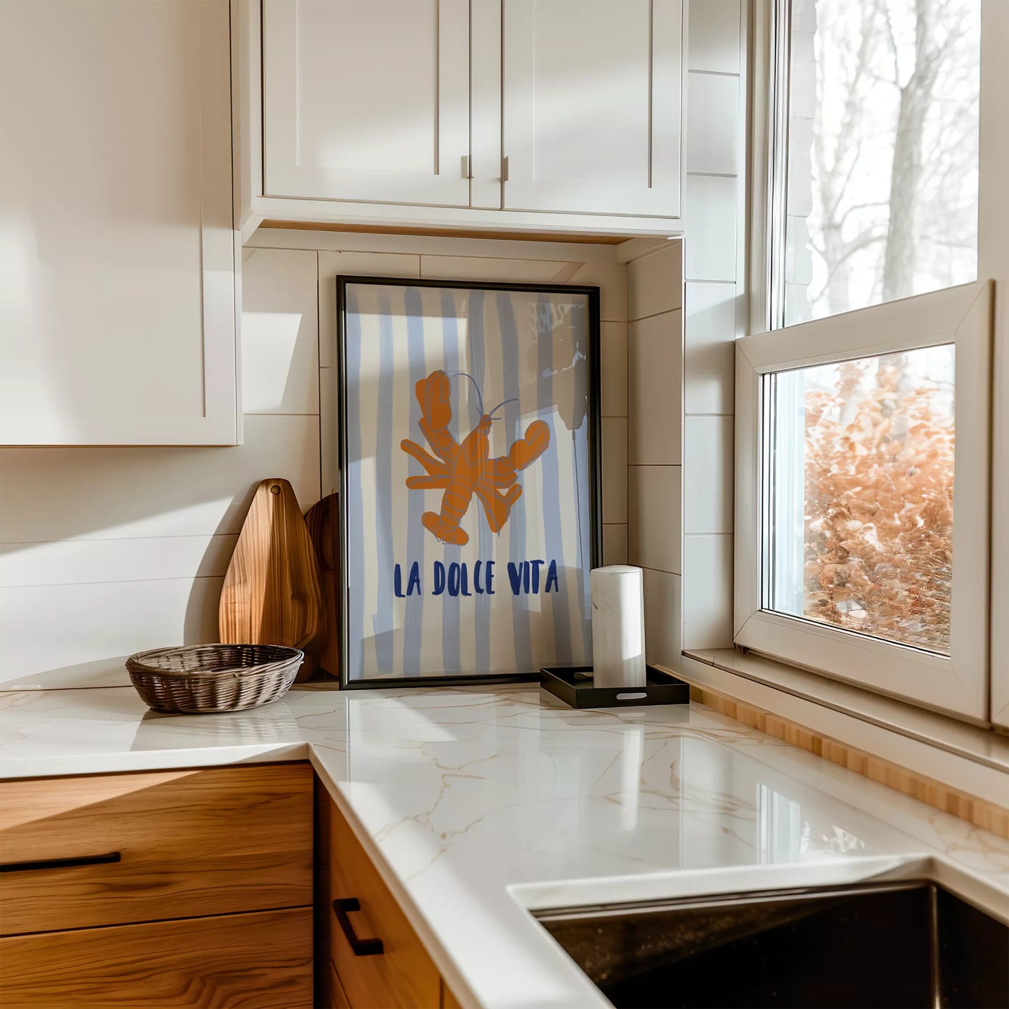 ブルーストライプ背景のオレンジ色ロブスターとラドルチェヴィータのアートポスター