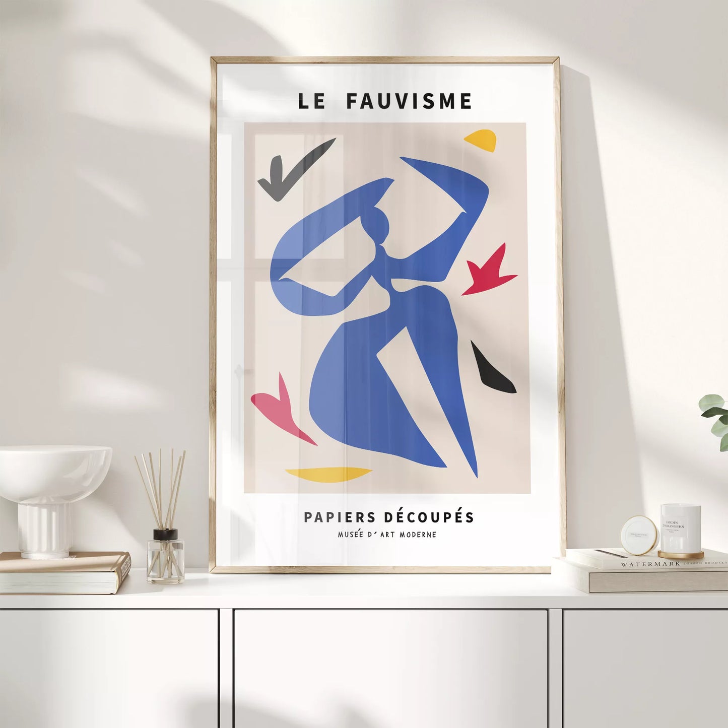 フォービスム様式の青い人物シルエットと赤黄の抽象的な切り絵アート