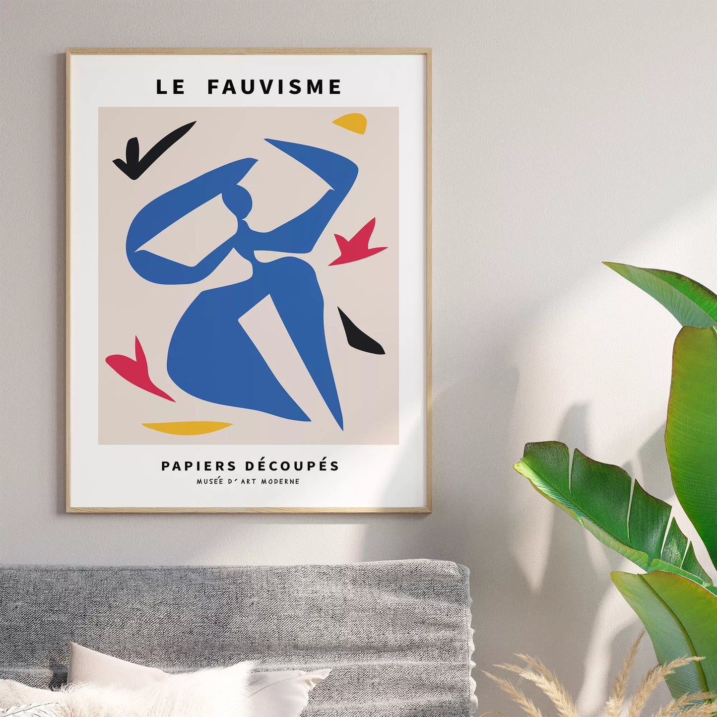 フォービスム様式の青い人物シルエットと赤黄の抽象的な切り絵アート