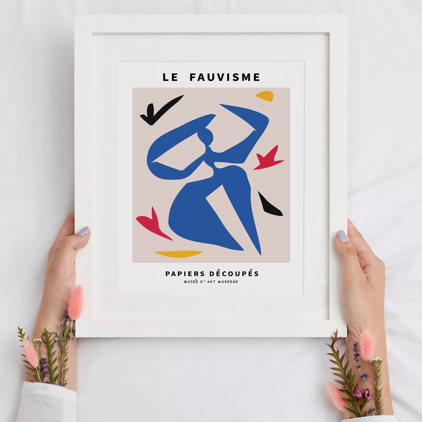 フォービスム様式の青い人物シルエットと赤黄の抽象的な切り絵アート