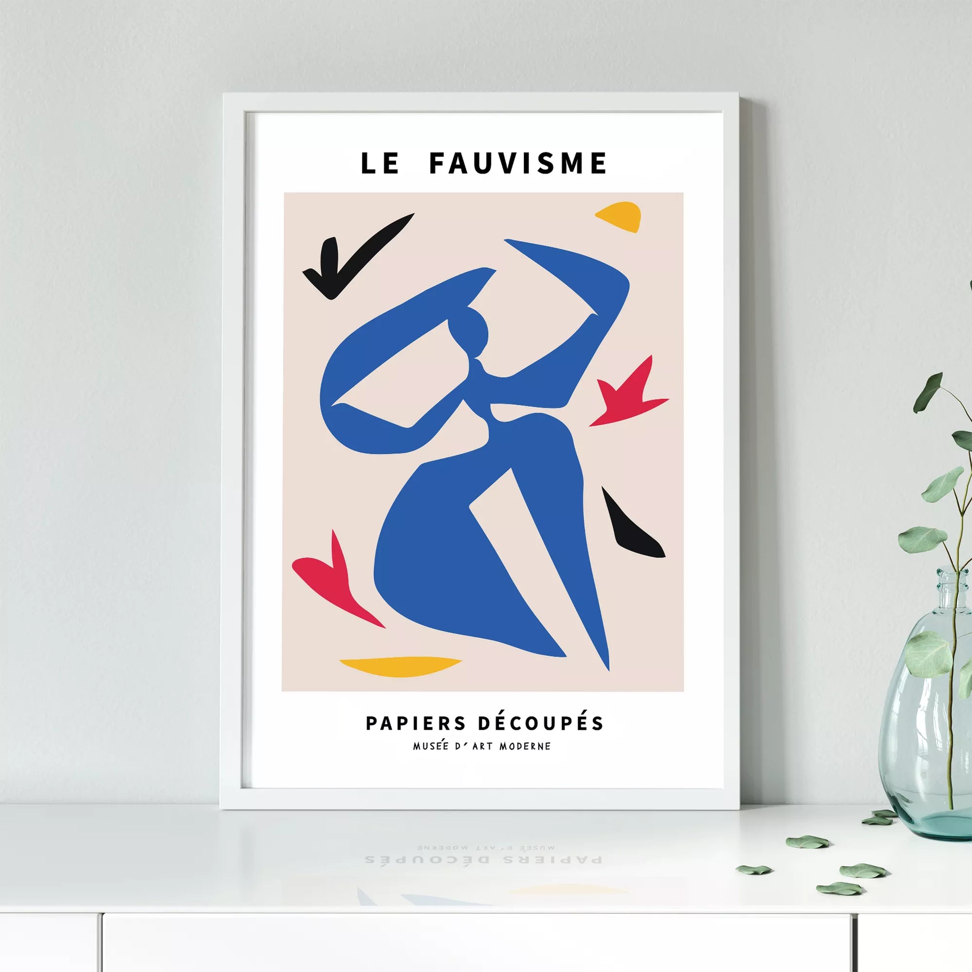 フォービスム様式の青い人物シルエットと赤黄の抽象的な切り絵アート