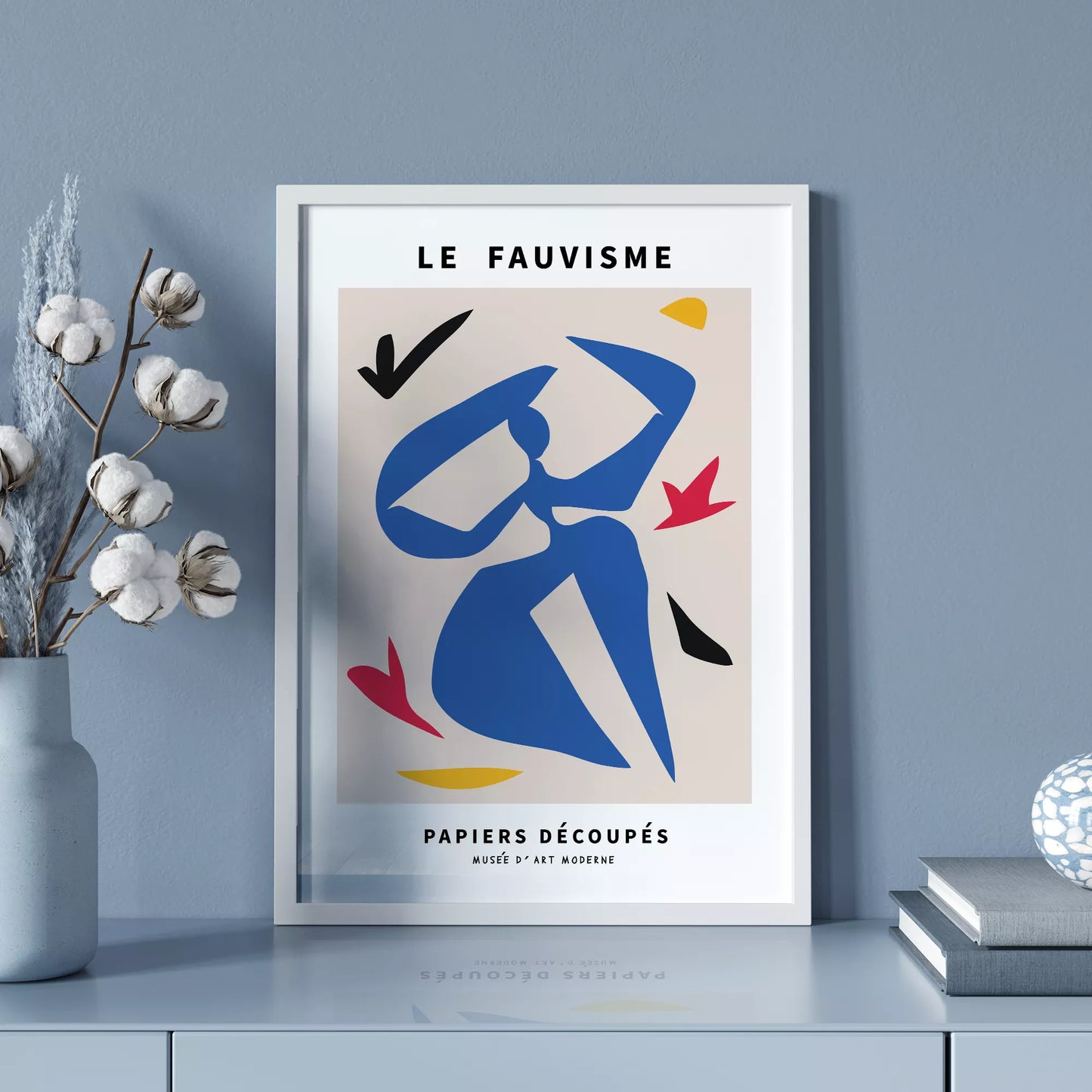 フォービスム様式の青い人物シルエットと赤黄の抽象的な切り絵アート