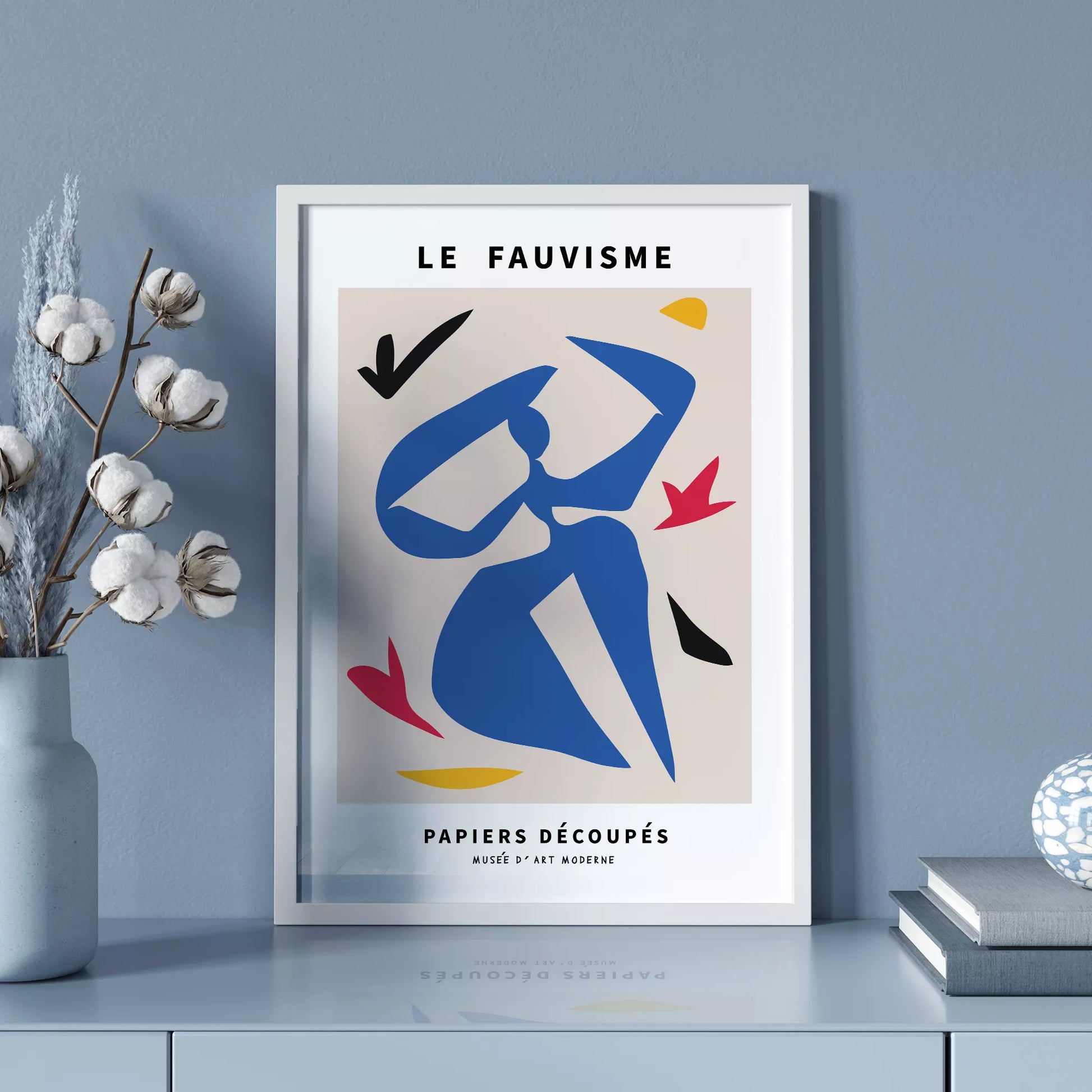 フォービスム様式の青い人物シルエットと赤黄の抽象的な切り絵アート