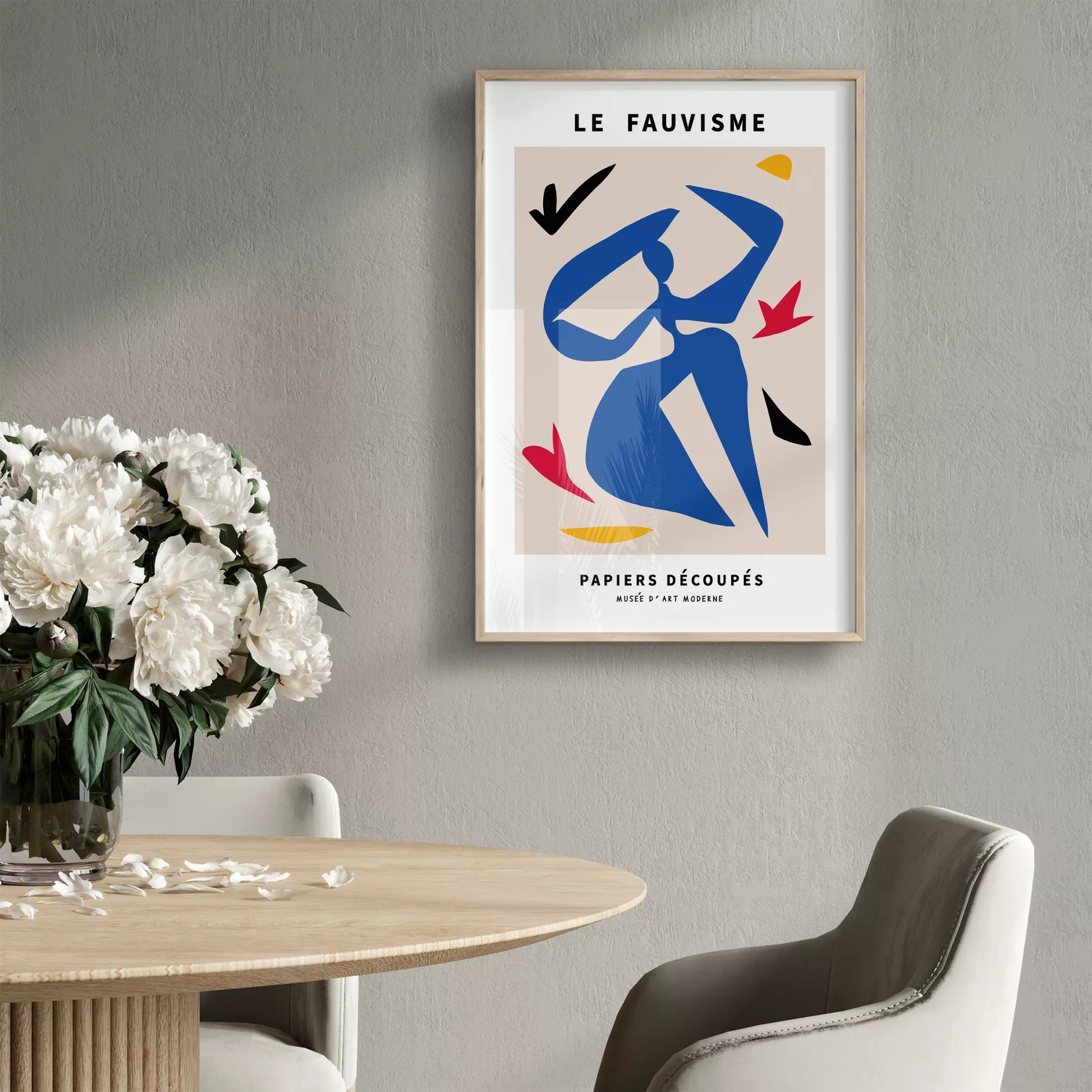 フォービスム様式の青い人物シルエットと赤黄の抽象的な切り絵アート