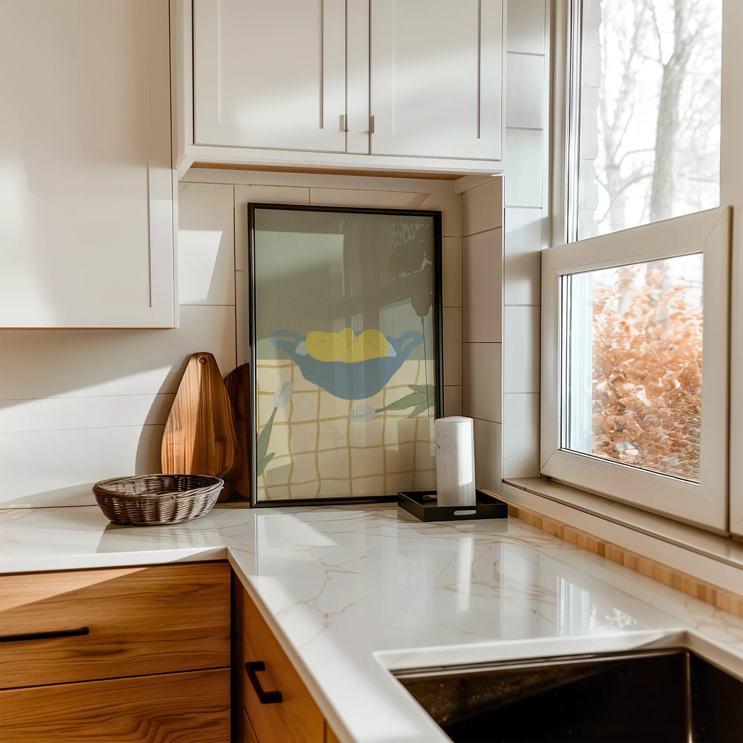 青いボウルに入った黄色いレモンとチューリップのミニマルアート