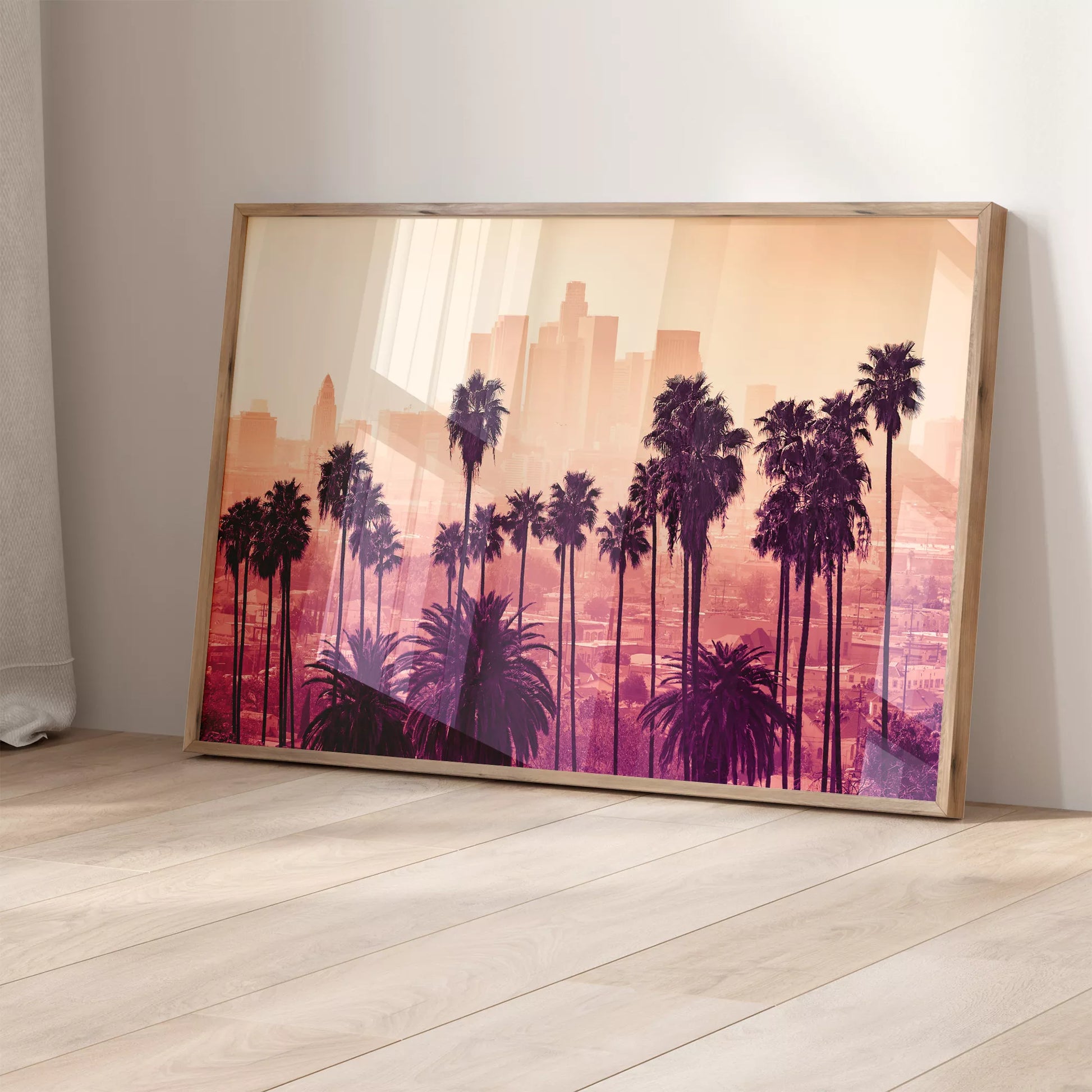 ロサンゼルスのダウンタウンとパームツリーのシルエット夕暮れ風景