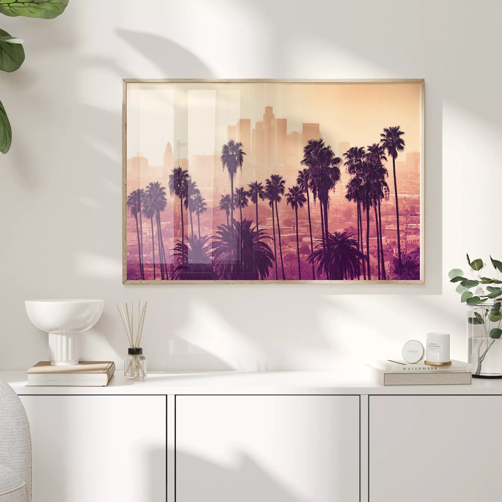 ロサンゼルスのダウンタウンとパームツリーのシルエット夕暮れ風景