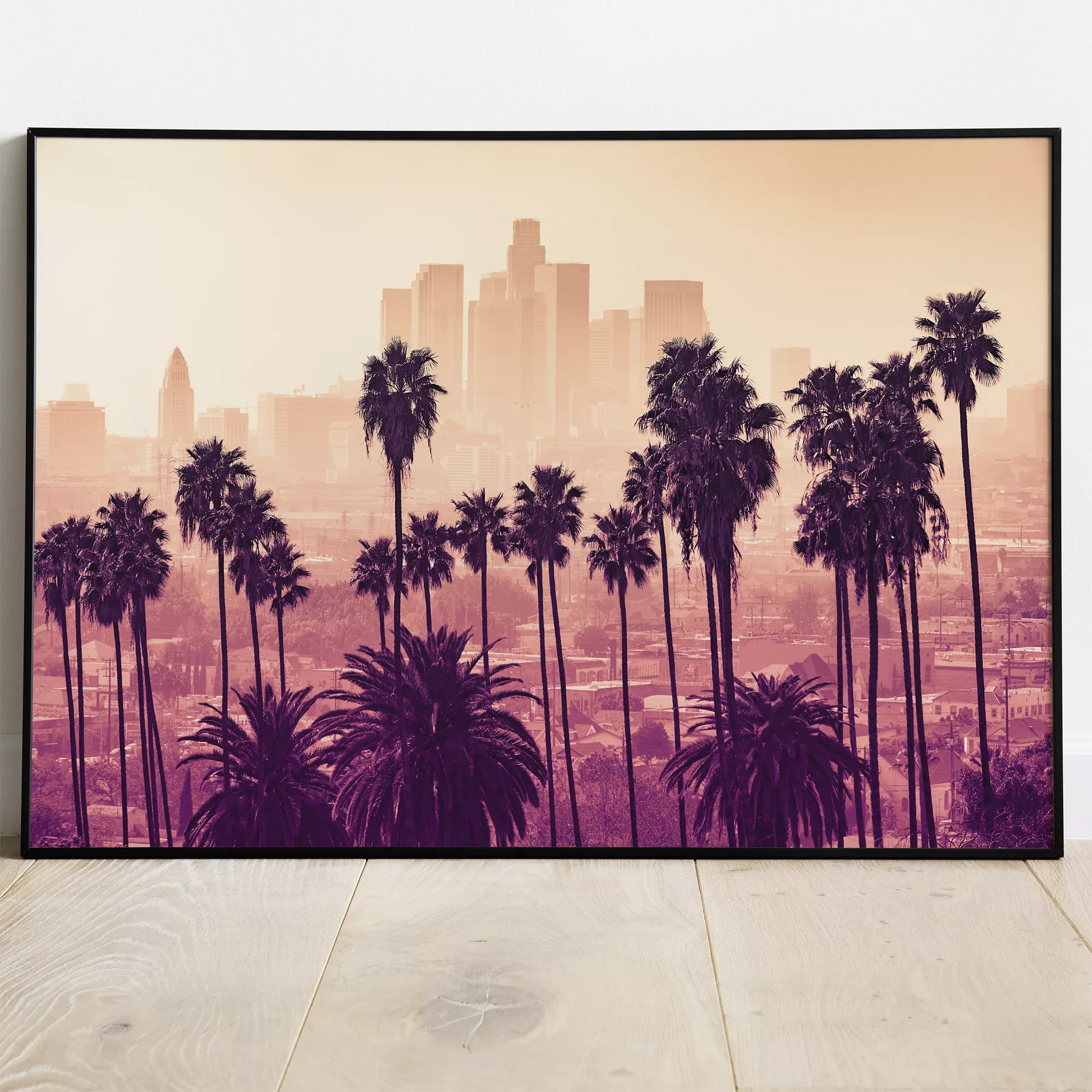 ロサンゼルスのダウンタウンとパームツリーのシルエット夕暮れ風景