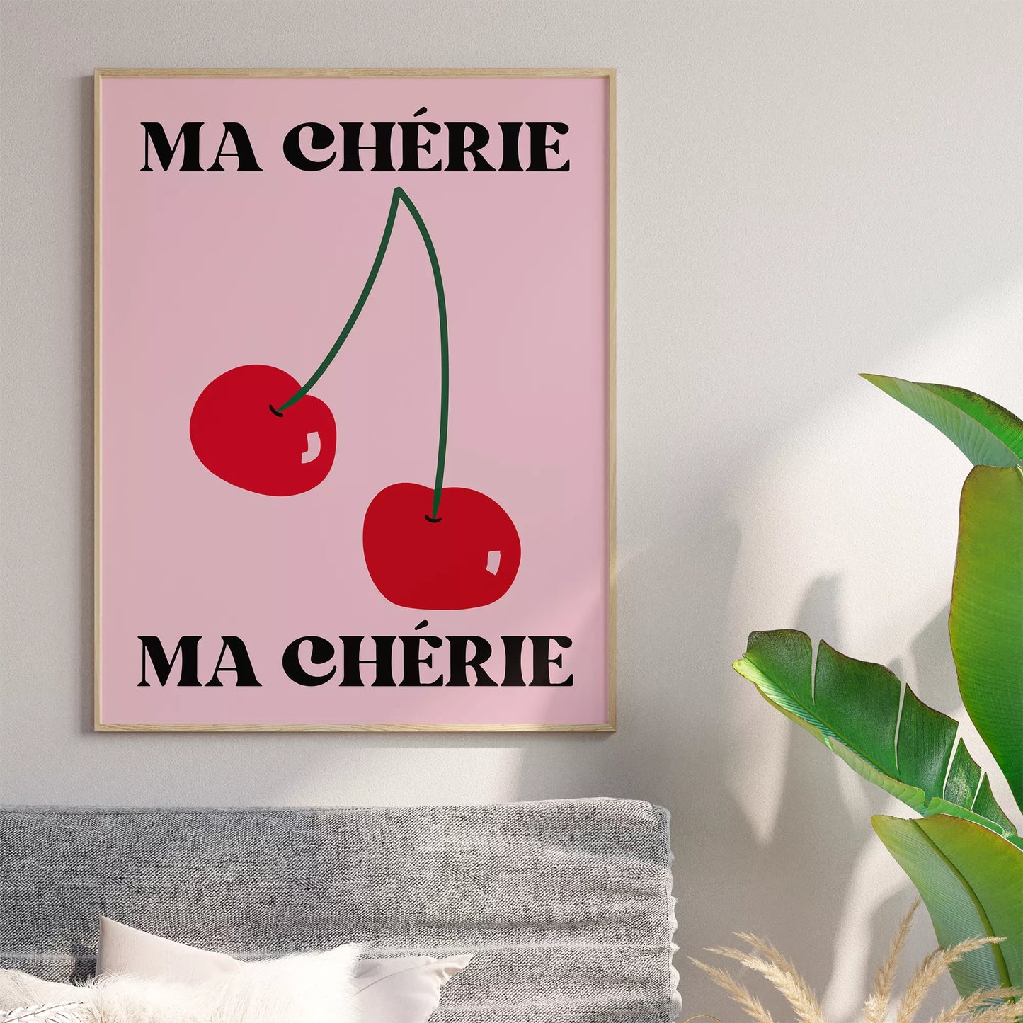 フレンチスタイルのアートポスター:ピンクの背景に赤いさくらんぼが2つ描かれ、上下に「MA CHÉRIE」の文字が黒で配置されたモダンなデザイン