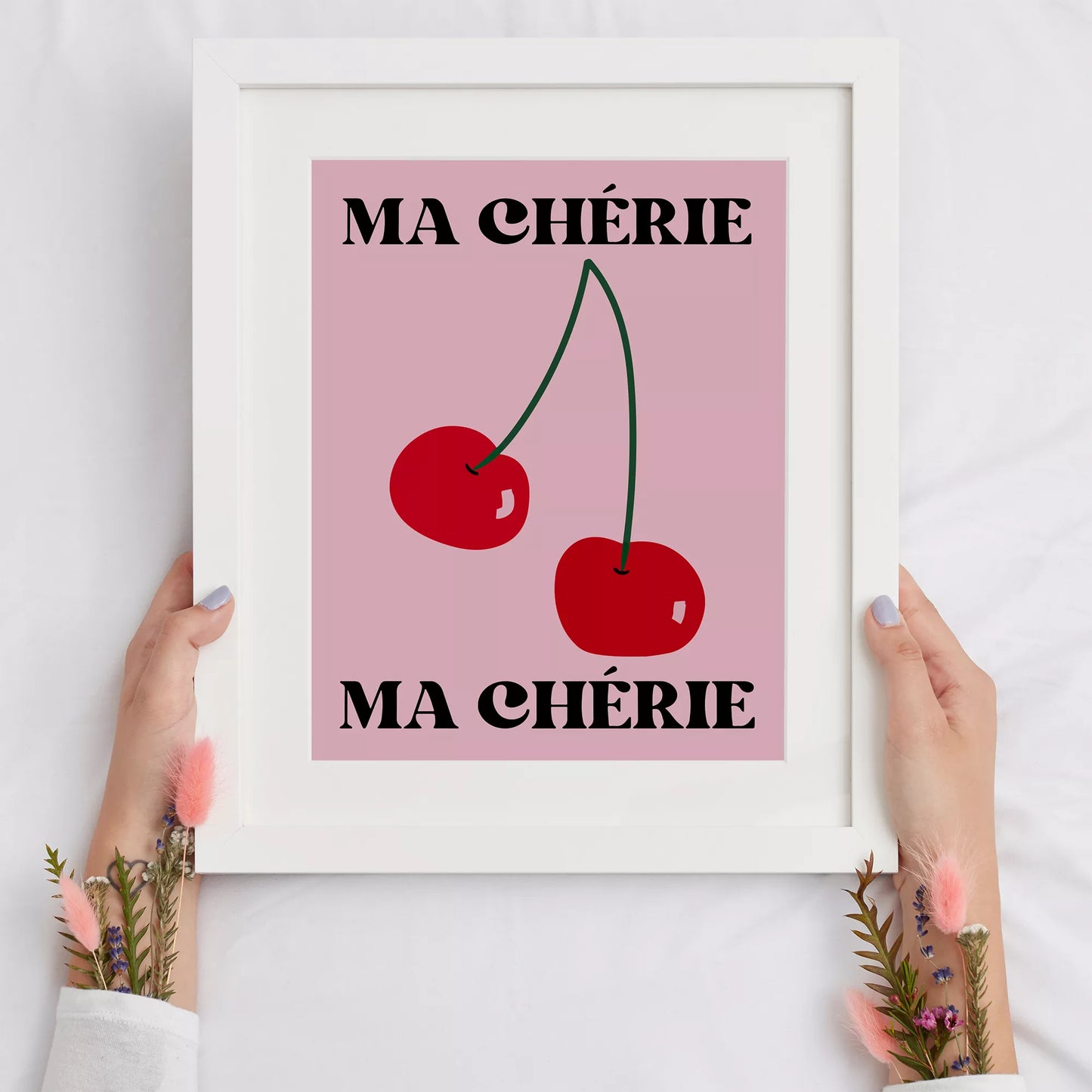 フレンチスタイルのアートポスター:ピンクの背景に赤いさくらんぼが2つ描かれ、上下に「MA CHÉRIE」の文字が黒で配置されたモダンなデザイン