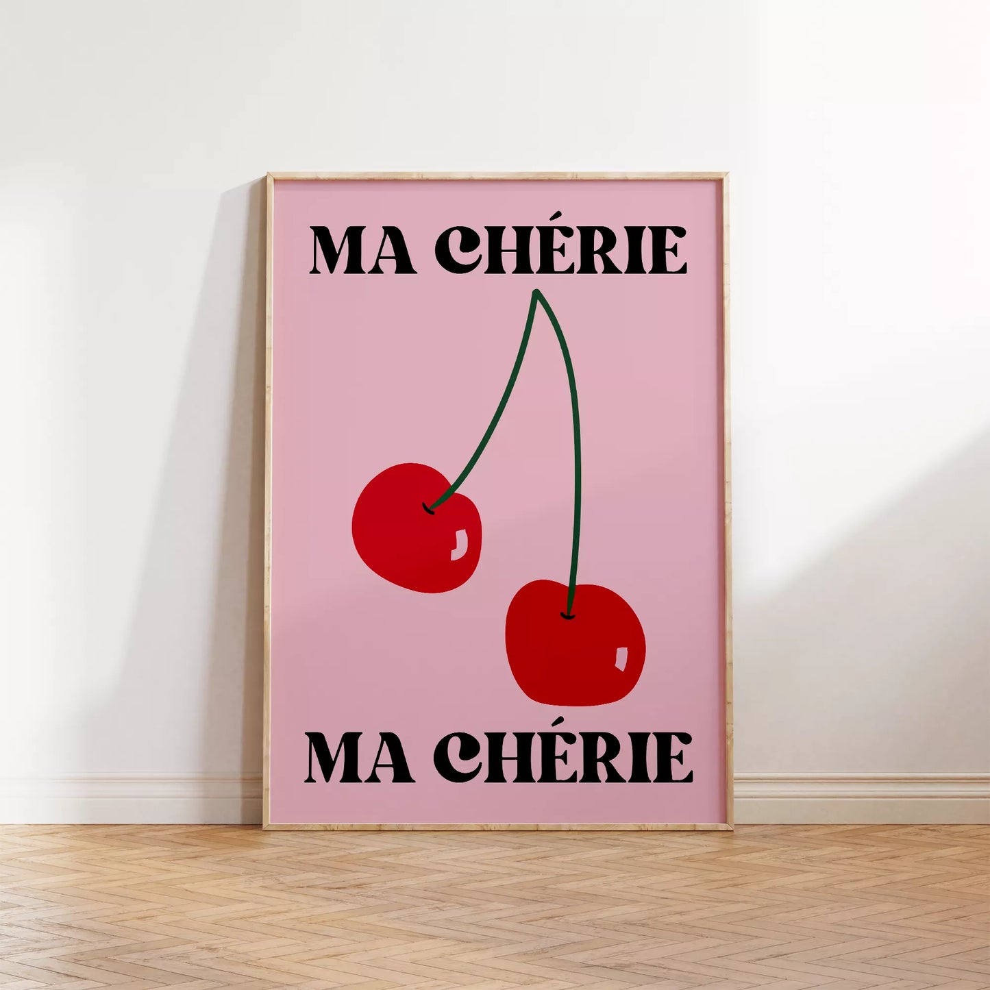 フレンチスタイルのアートポスター:ピンクの背景に赤いさくらんぼが2つ描かれ、上下に「MA CHÉRIE」の文字が黒で配置されたモダンなデザイン