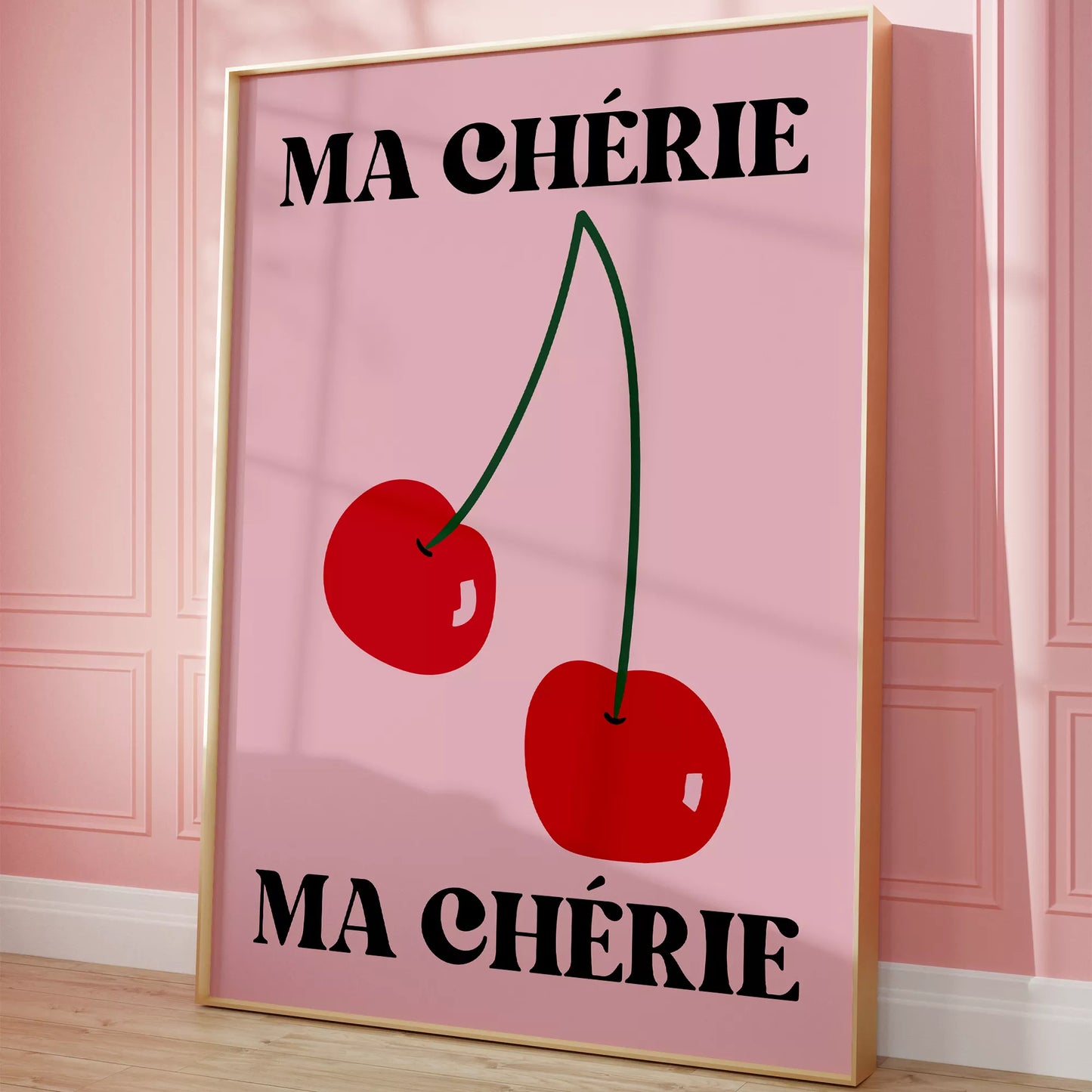 フレンチスタイルのアートポスター:ピンクの背景に赤いさくらんぼが2つ描かれ、上下に「MA CHÉRIE」の文字が黒で配置されたモダンなデザイン