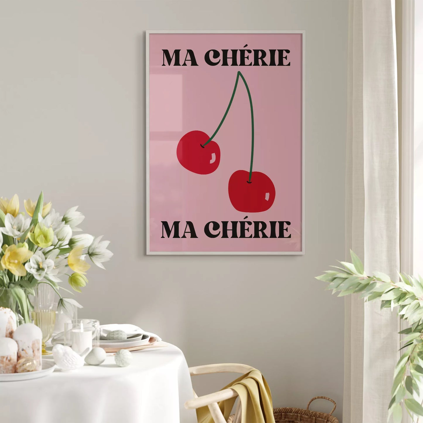 フレンチスタイルのアートポスター:ピンクの背景に赤いさくらんぼが2つ描かれ、上下に「MA CHÉRIE」の文字が黒で配置されたモダンなデザイン
