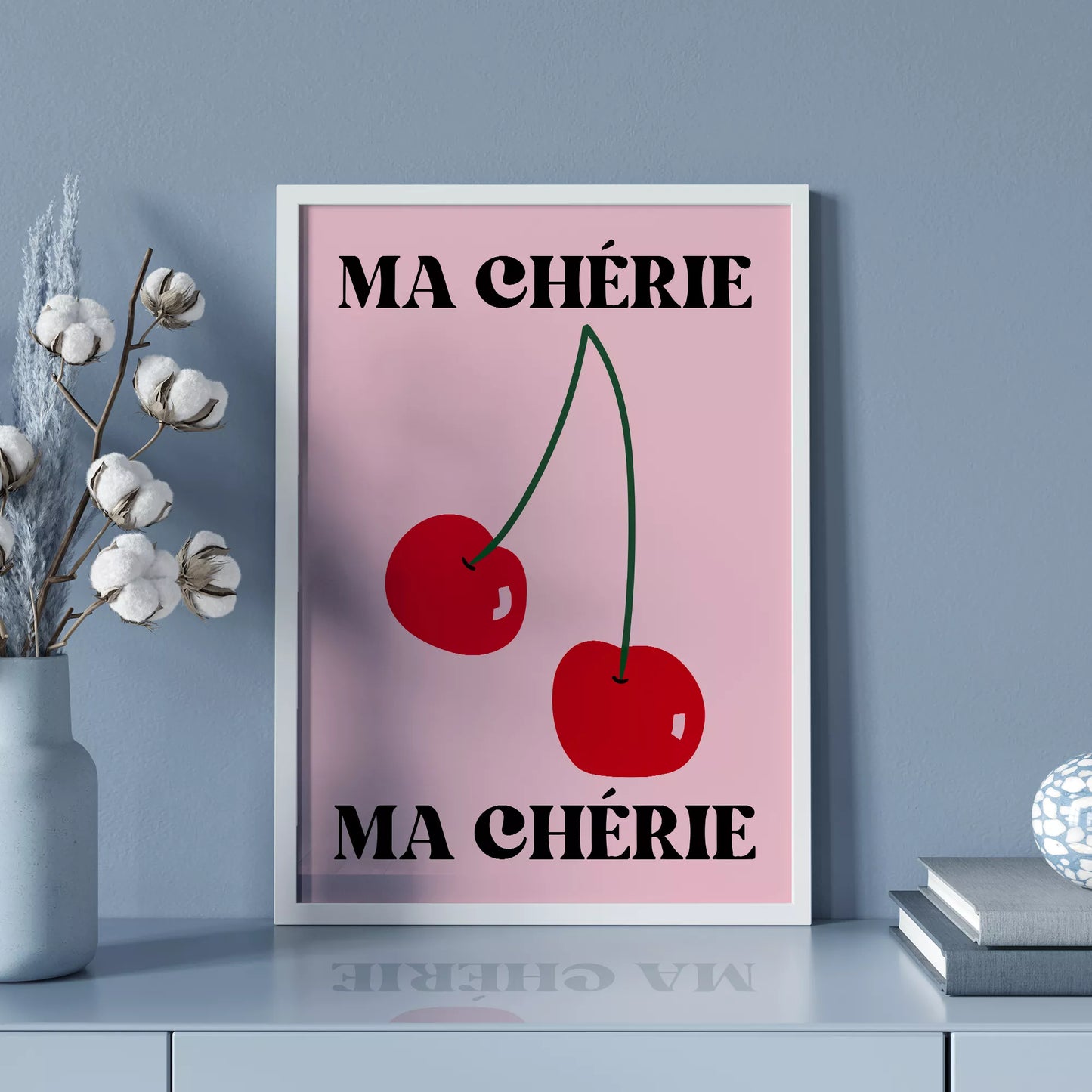 フレンチスタイルのアートポスター:ピンクの背景に赤いさくらんぼが2つ描かれ、上下に「MA CHÉRIE」の文字が黒で配置されたモダンなデザイン