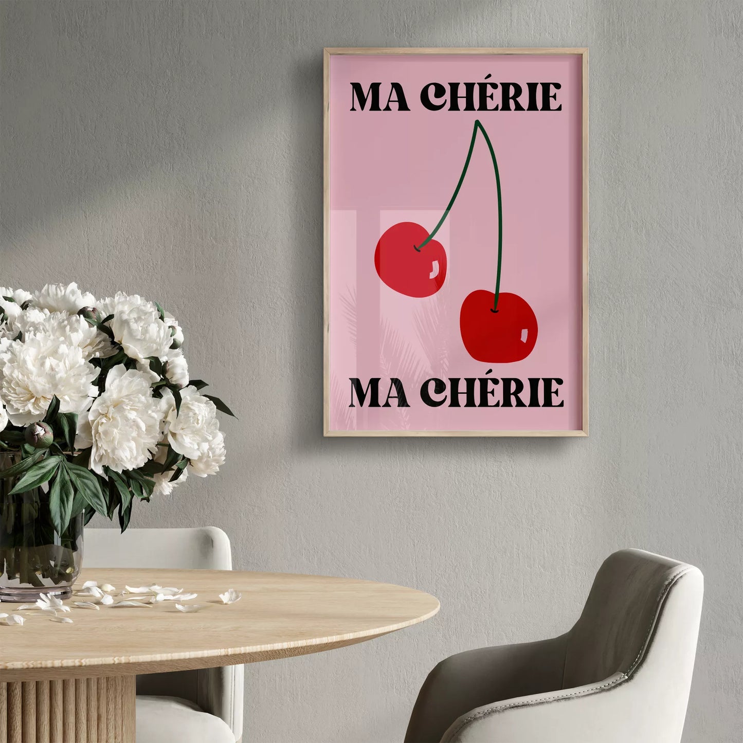 フレンチスタイルのアートポスター:ピンクの背景に赤いさくらんぼが2つ描かれ、上下に「MA CHÉRIE」の文字が黒で配置されたモダンなデザイン