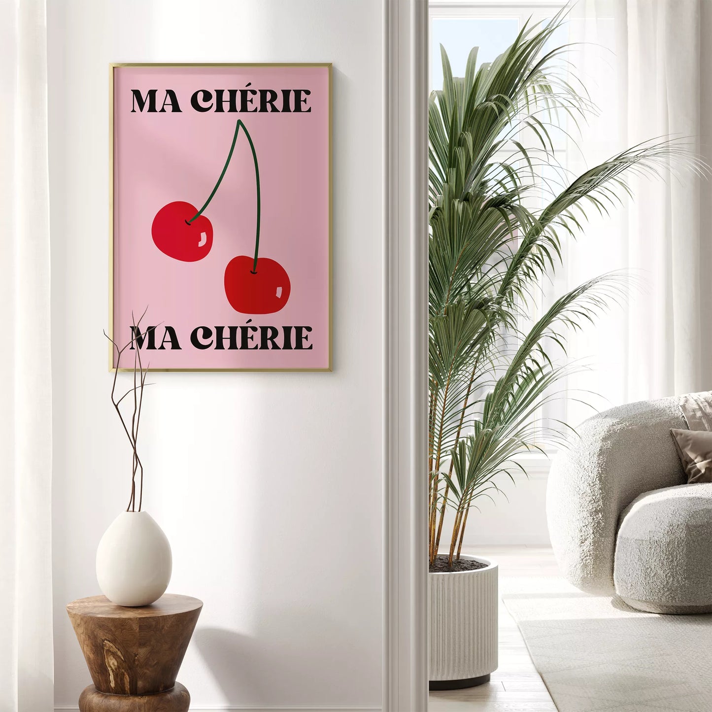 フレンチスタイルのアートポスター:ピンクの背景に赤いさくらんぼが2つ描かれ、上下に「MA CHÉRIE」の文字が黒で配置されたモダンなデザイン
