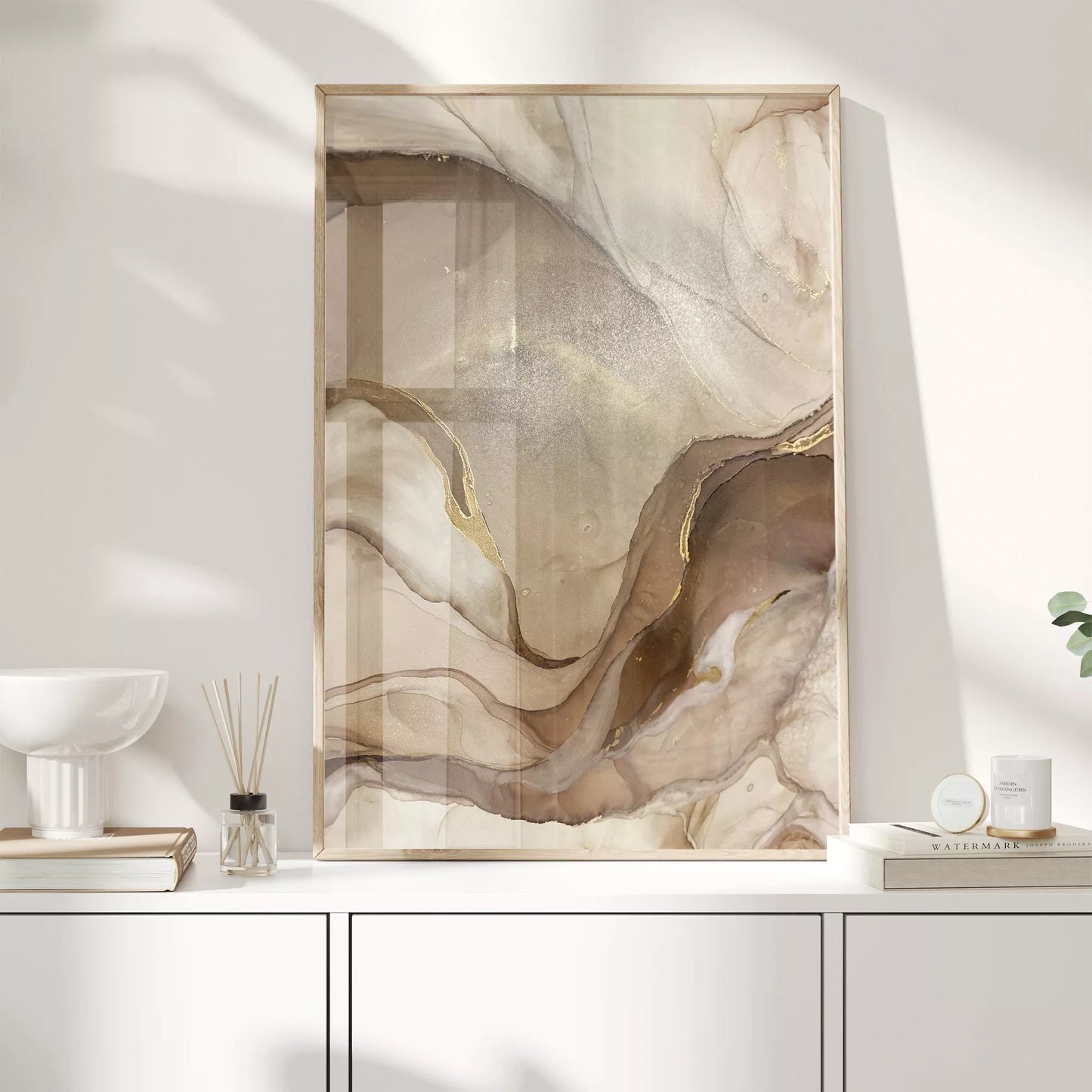 ベージュと金箔の大理石風アート、流動的な曲線が織りなす抽象画