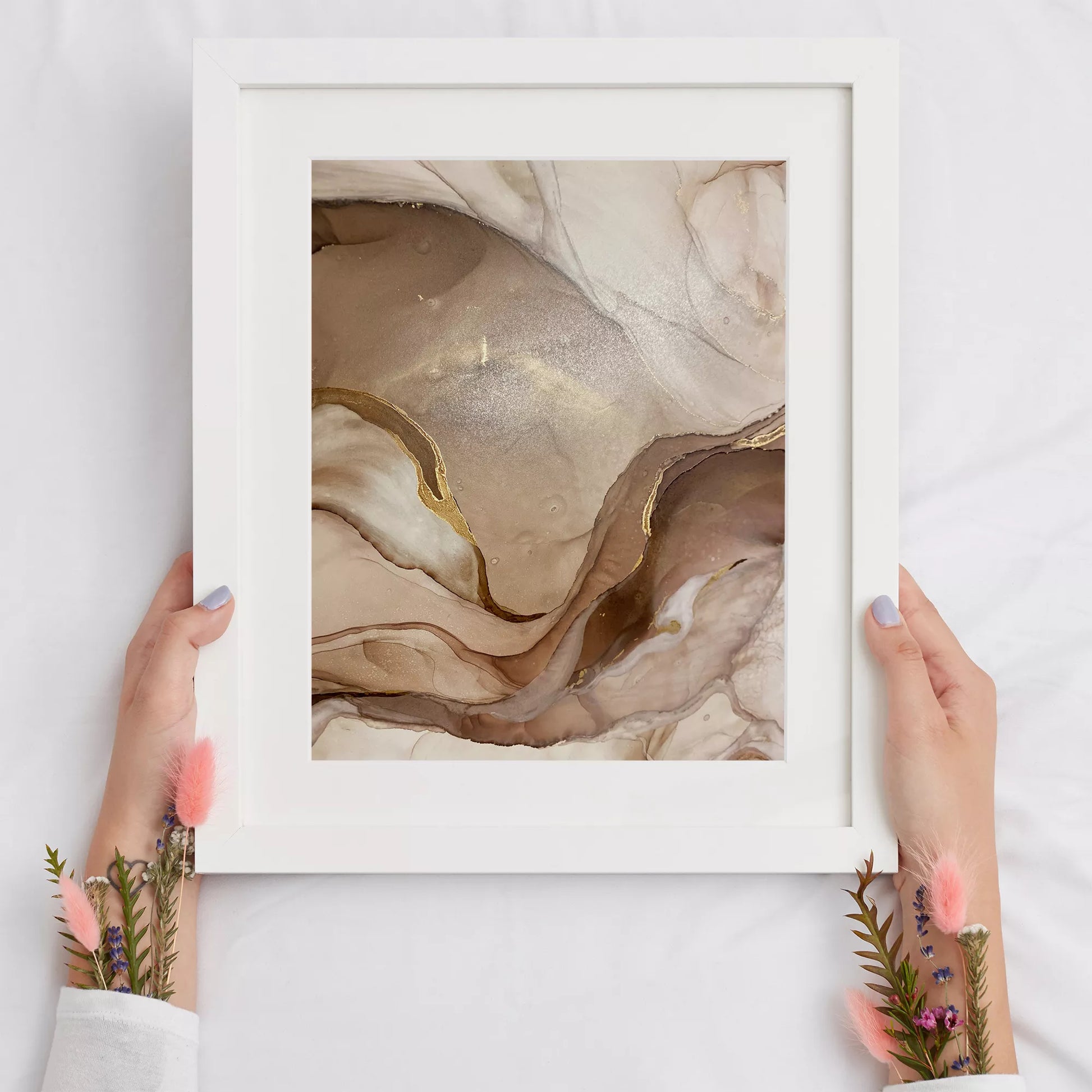 ベージュと金箔の大理石風アート、流動的な曲線が織りなす抽象画