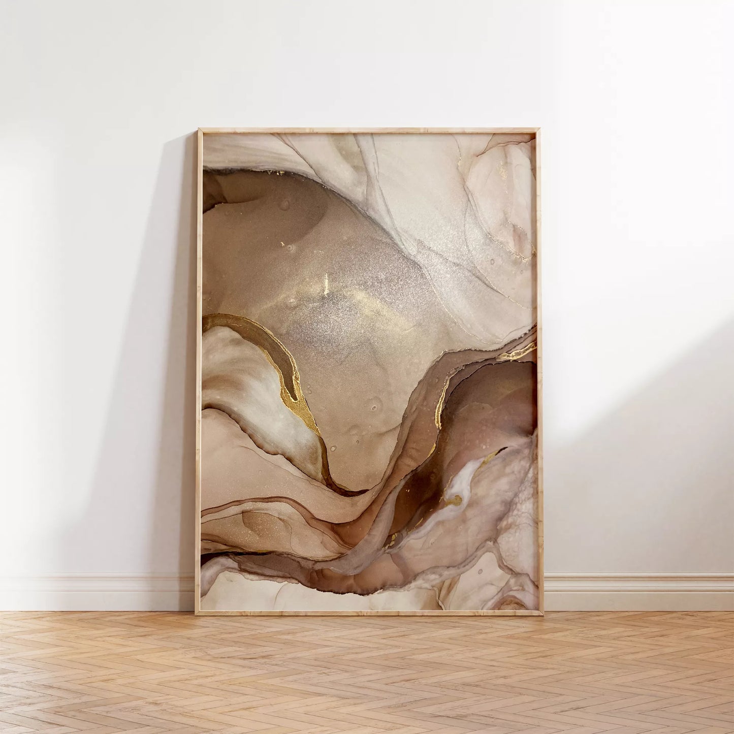 ベージュと金箔の大理石風アート、流動的な曲線が織りなす抽象画