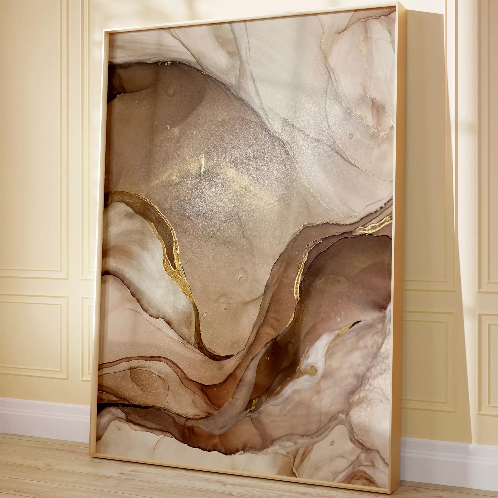 ベージュと金箔の大理石風アート、流動的な曲線が織りなす抽象画