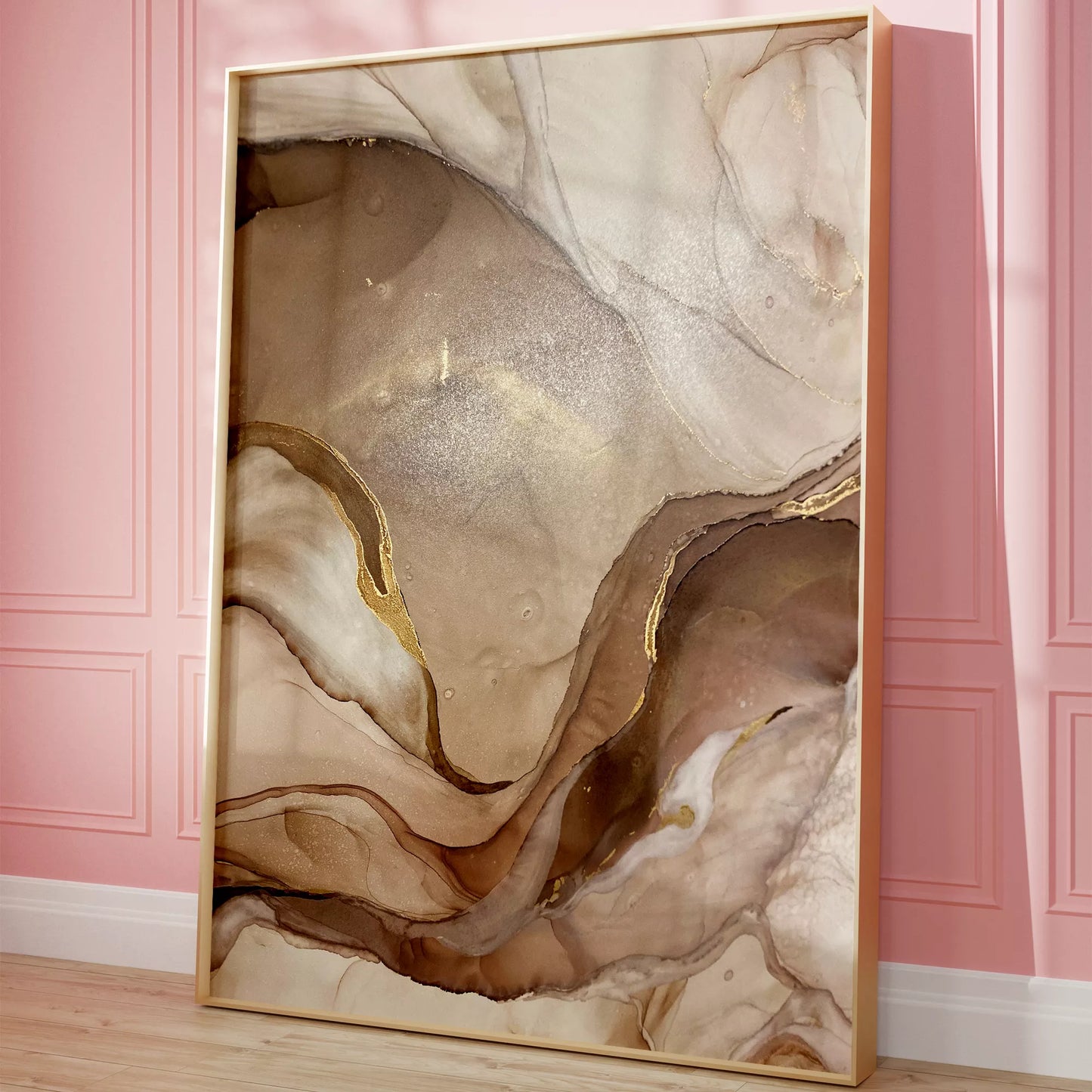 ベージュと金箔の大理石風アート、流動的な曲線が織りなす抽象画